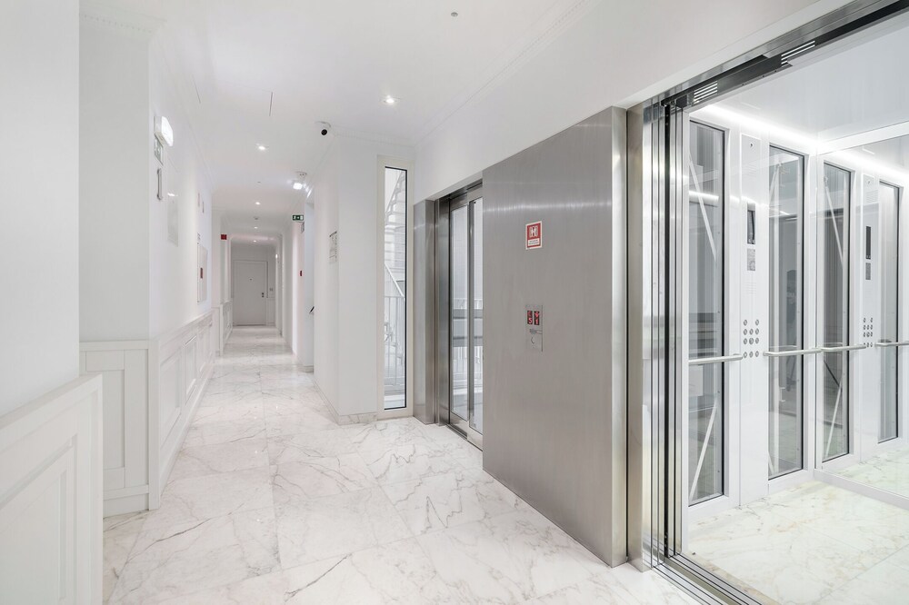 The Boulevard Prime Location W/ Ac & Elevator