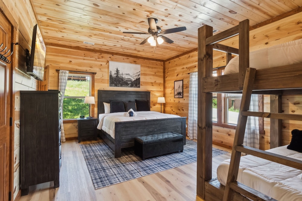 Splash Mountain Lodge 8 Bedroom Cabin