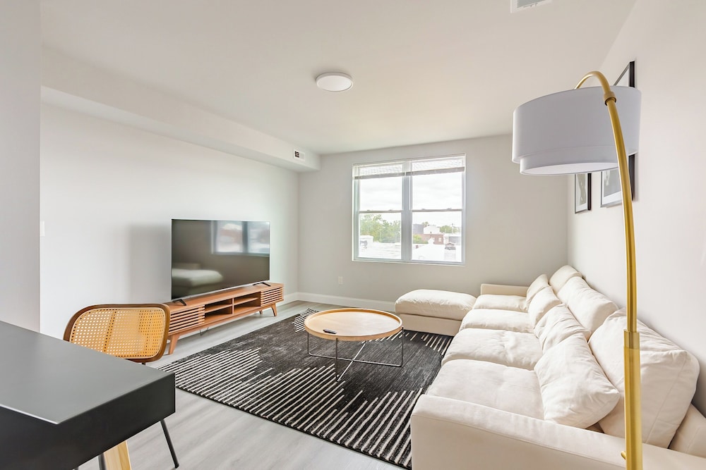 Chic & Cozy Philly Stay in City Center
