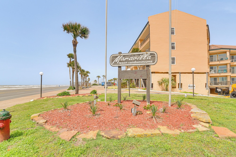Walk to Beach: Pool-view Condo in Galveston!