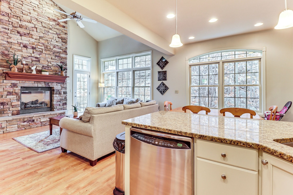 Boulder Lake Access: Townhome w/ Deck!