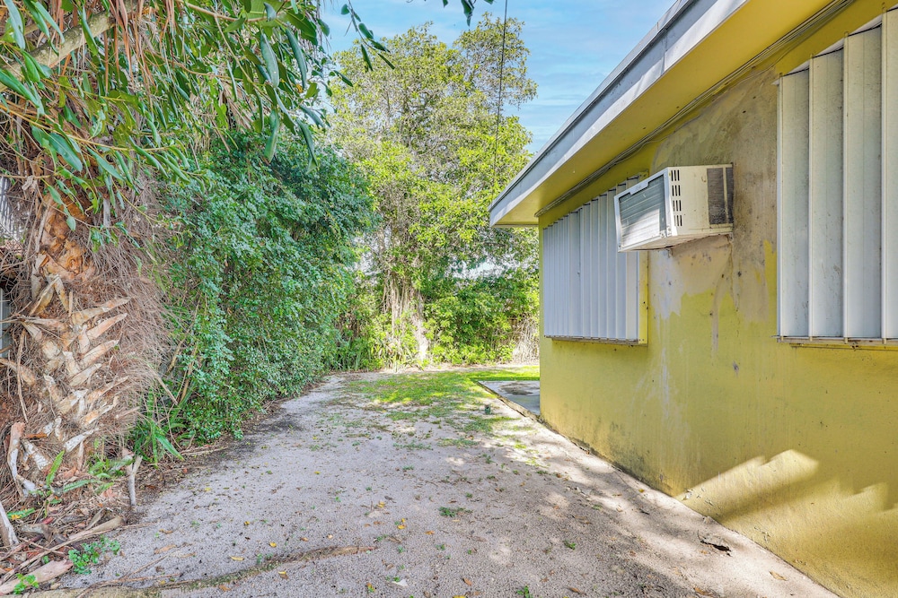 3 Mi to Hard Rock Stadium: Cozy Home w/ Patio