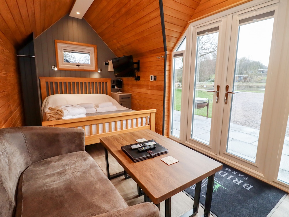 Acorn Lodge At Bridge Lake Farm & Fishery