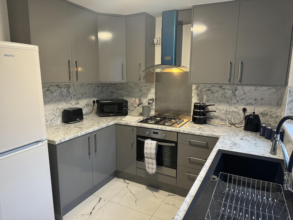 3 Bed-sleeps 5- Garden-pets-parking view 5