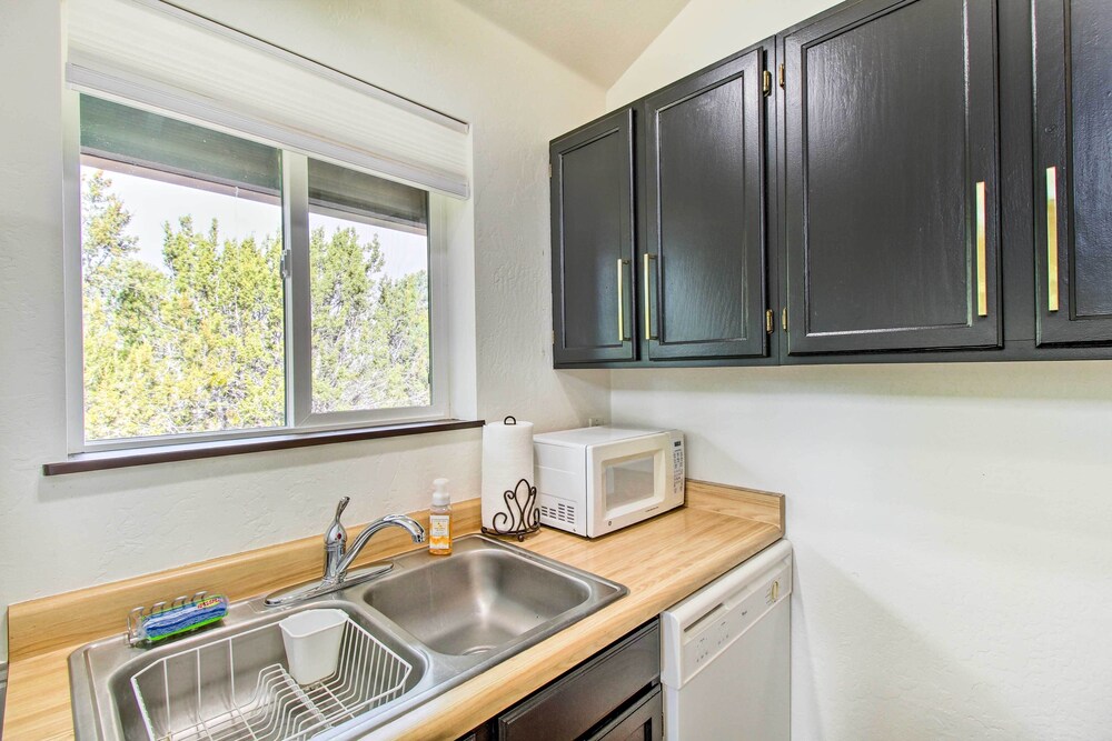 Near Hiking: Modern Heber-overgaard Cabin w/ Deck view 2