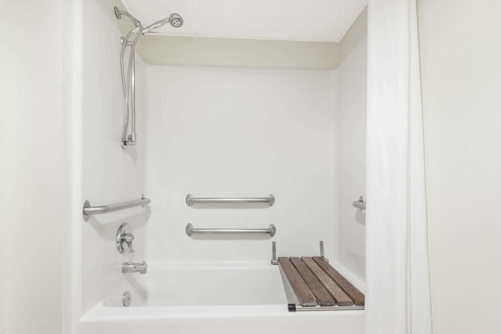 Super 8 by Wyndham Smithville/Kansas City