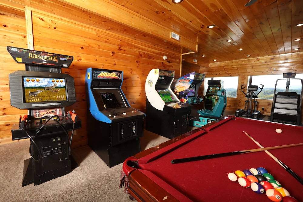 Serenity Mountain Pool 9 Br cabin by RedAwning