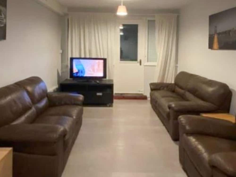 Room in Apartment - Normanton - Family Room With Balcony view 5