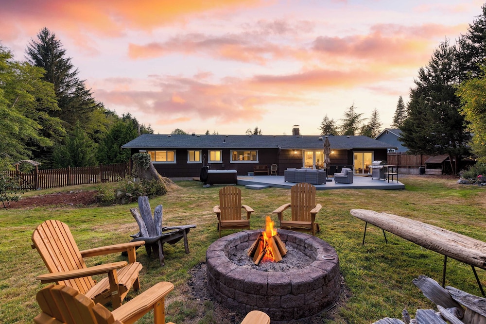 Lodge Trails, Hot Tub, Walk to Cornet Bay