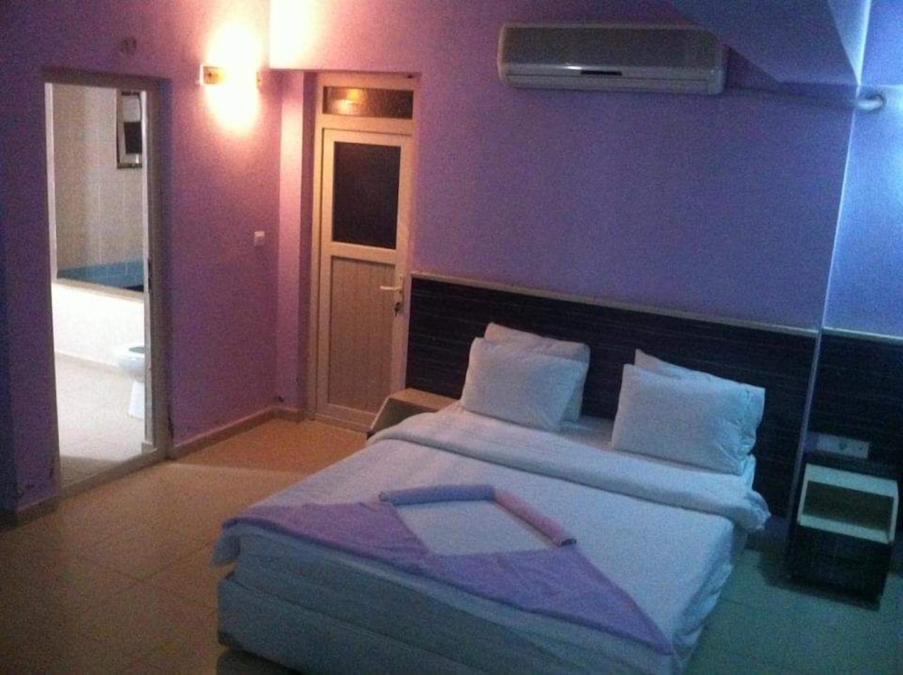 Hole Hotel