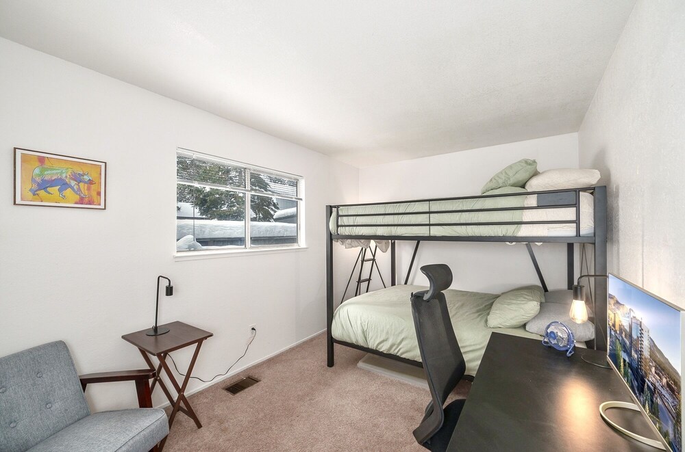 The Green Cabin A Few Blocks To Lake Tahoe 833t 3 Bedroom Home