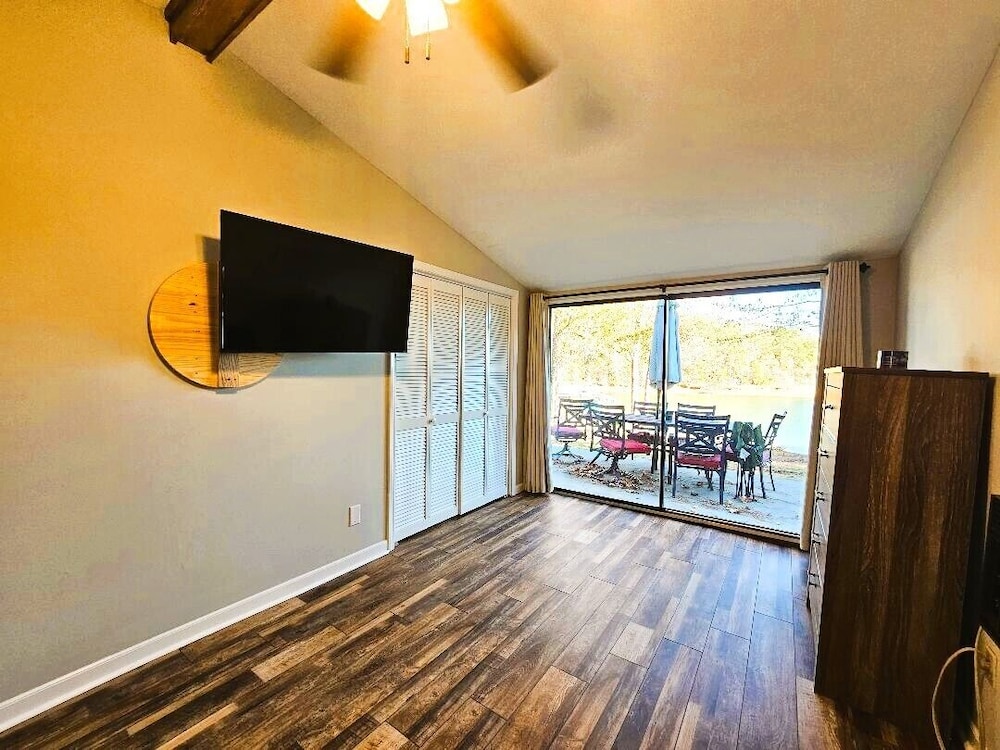 228 Lakeland