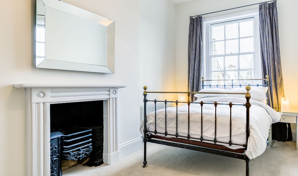 Luxury Apartments - Queen Circus view 5