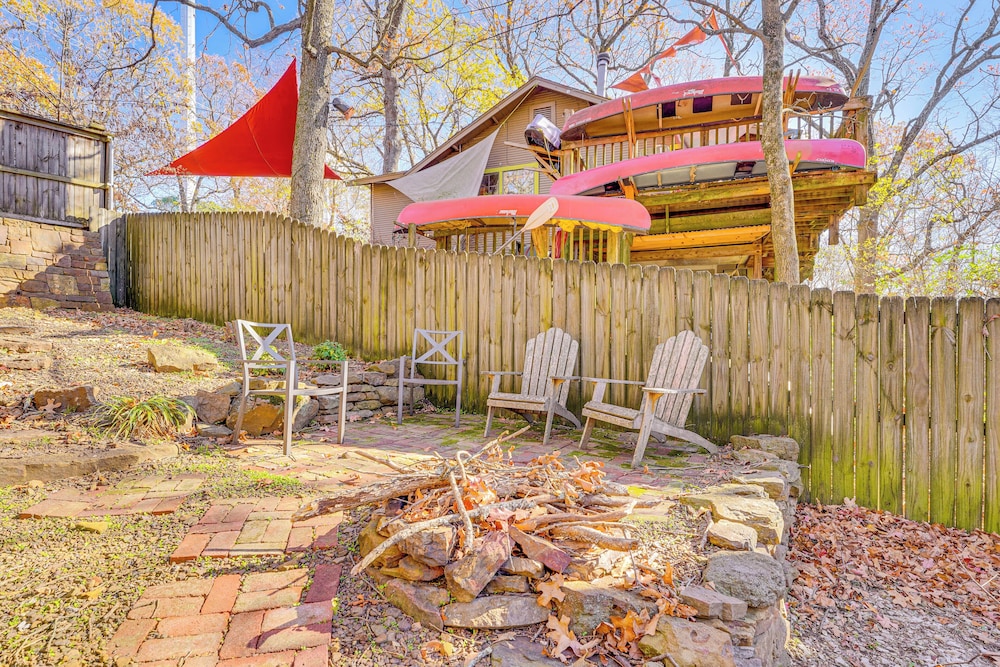 1 Mi to Dtwn Fayetteville: Home w/ Fenced Yard