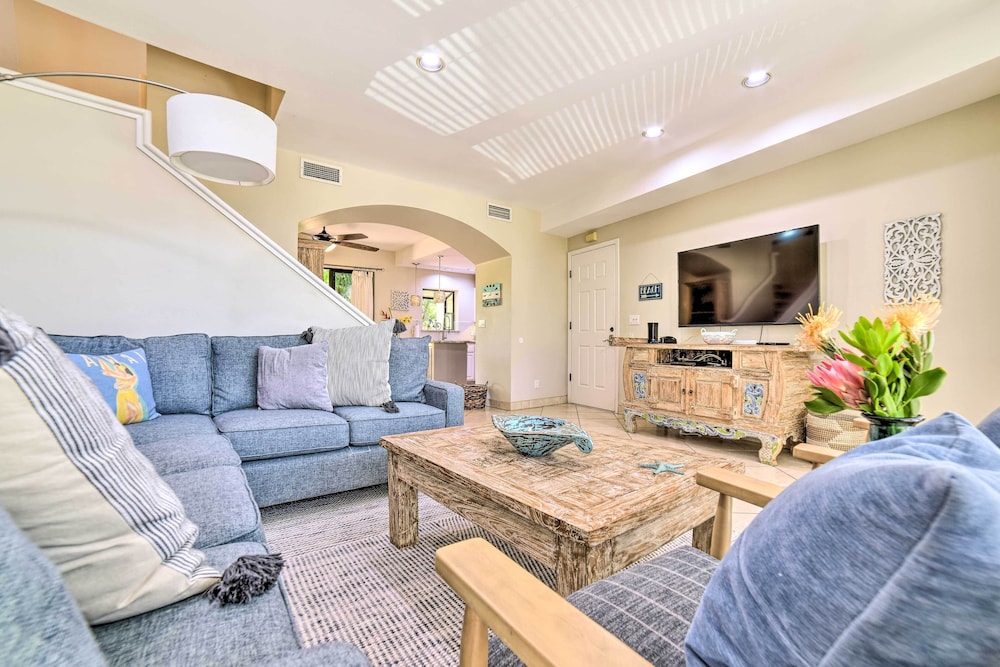Bright & Airy Lahaina Condo - Walk to Beach!