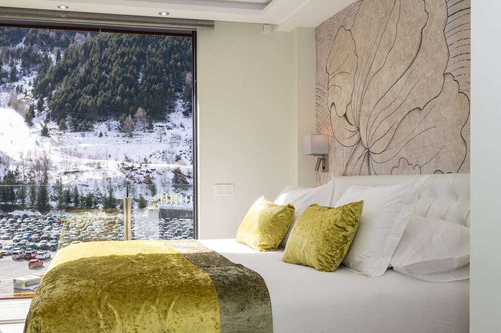THE MIRROR & SPA by Elegant Residences