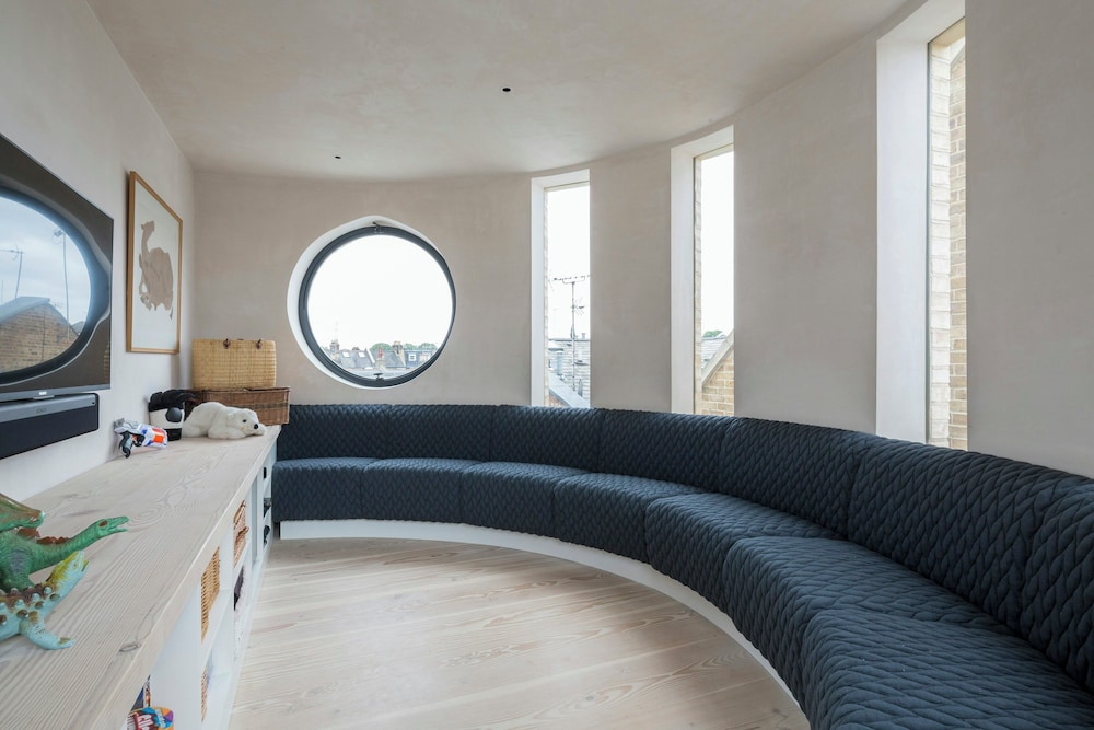 Blythe Road by Onefinestay