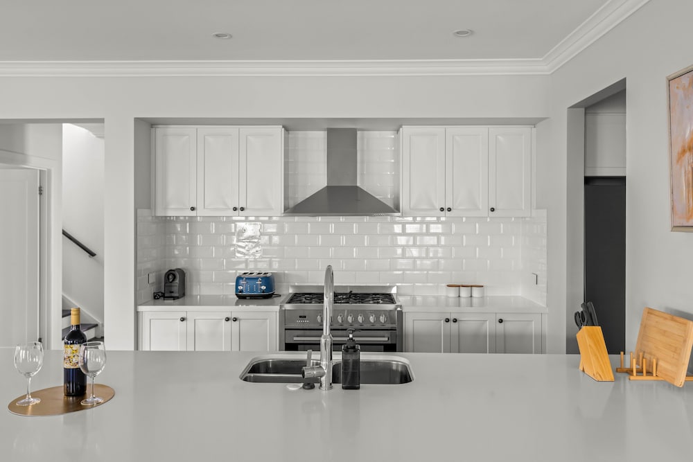 StayAU Contemporary 5BRM Families Home Point Cook