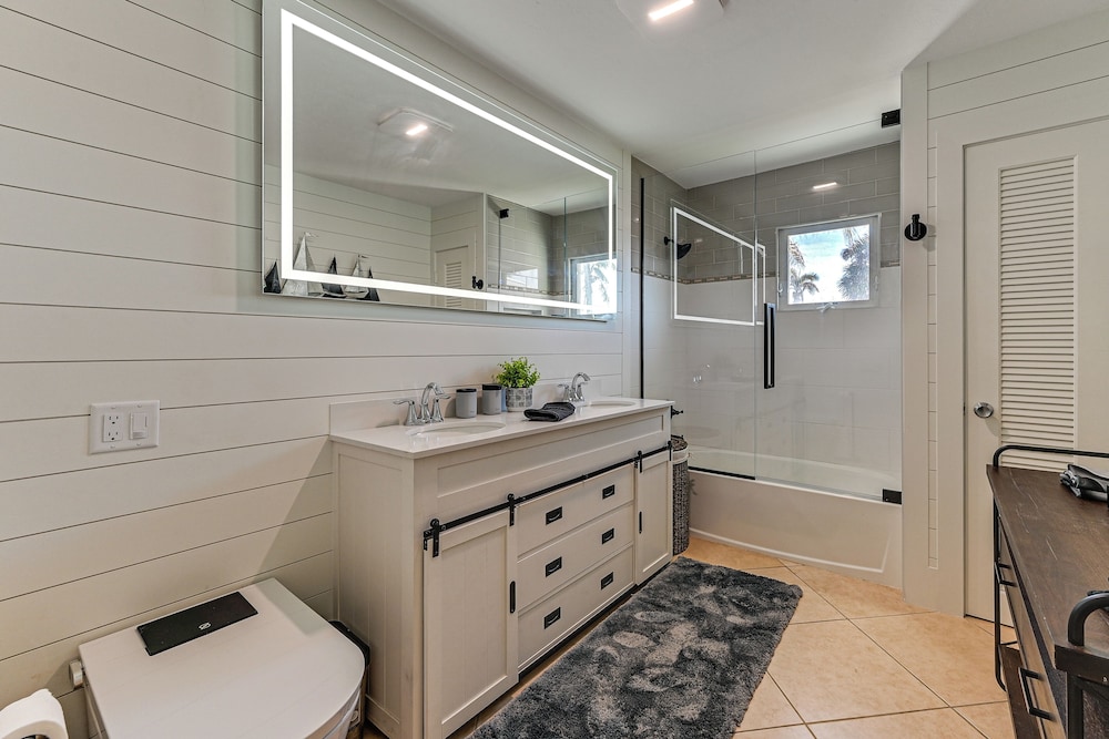 1 Mi to Bonita Beach Park: Chic Canal-front Home!