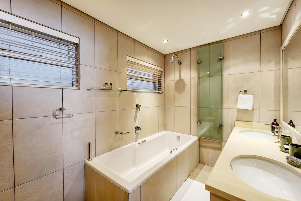3bed Apartment in Cape Town w Views Ocean Outlook