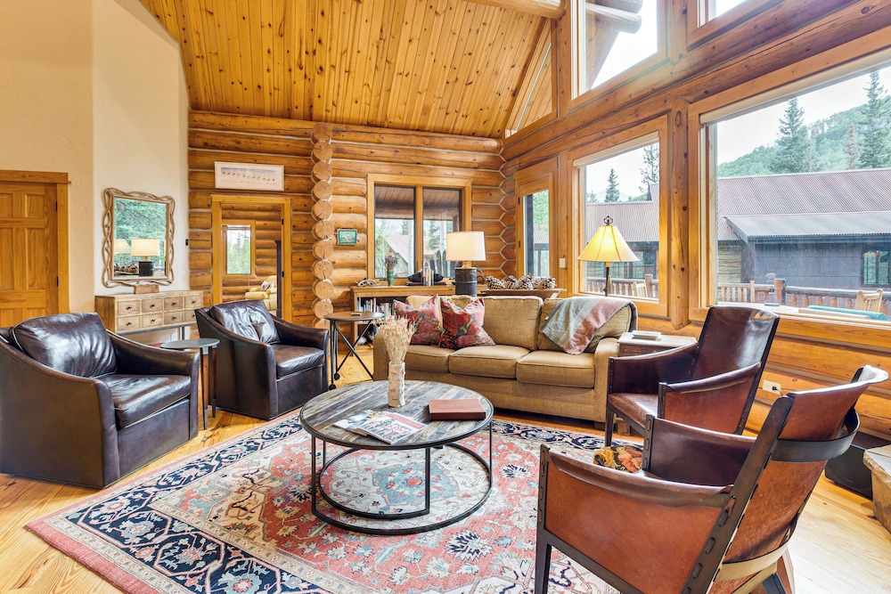 Stunning Views! Ski-in/out Mountain Village Cabin