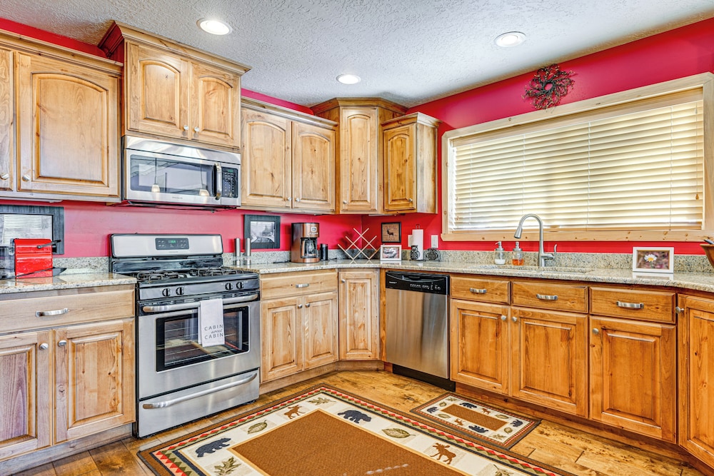 < 1 Mi to Brian Head Resort: Spacious Cabin!