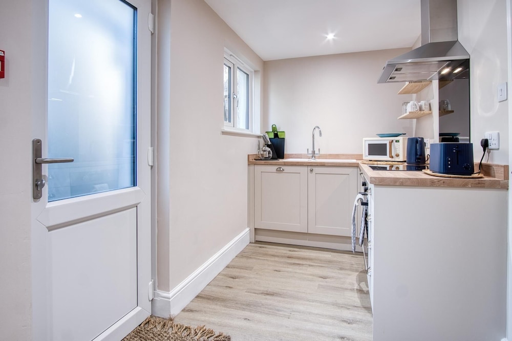 Waterfront 1 - 1 Bedroom Apartment - Wisemans Bridge