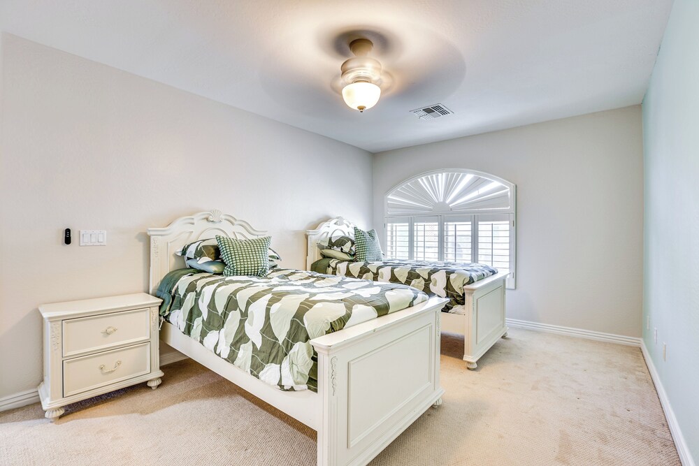 Luxe Mtn-view Mansion w/ Hot Tub in Phoenix!