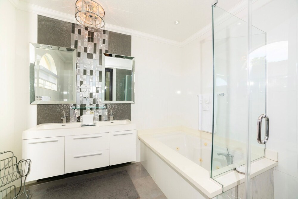 Orchids Palms Luxury Villa Pool Chef Hot Tub Airport Pickup