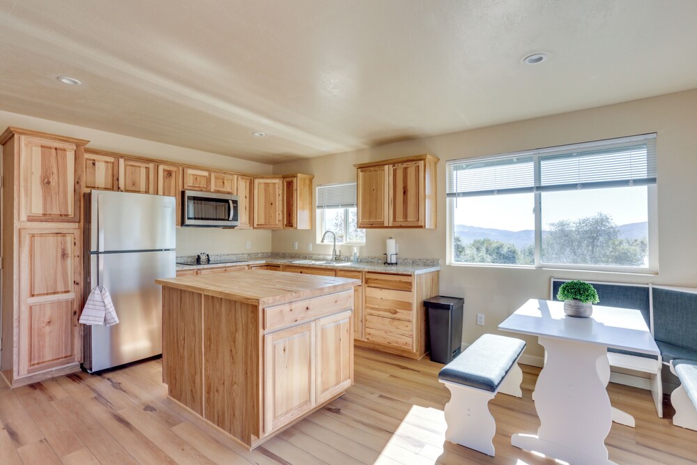 Comfy Oakhurst Duplex Near Hiking & Sightseeing!