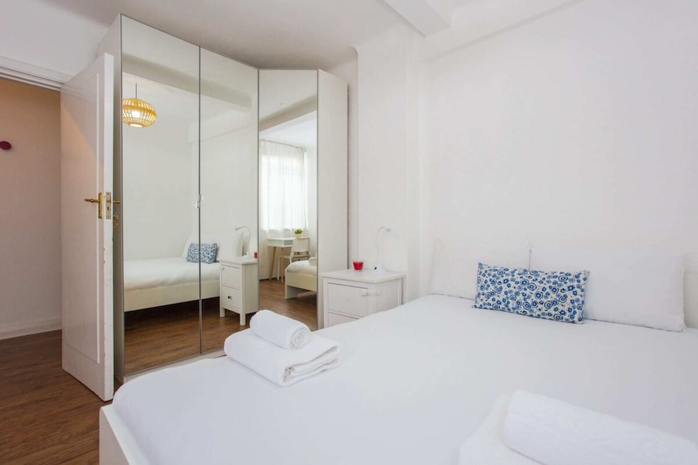 Contemporary 2 Bedroom Flat in Bayswater
