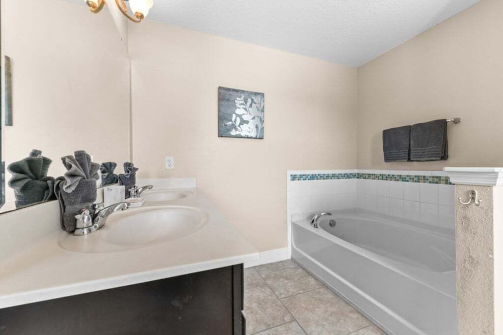 Spacious 5-Bedroom Resort Pool Home with Lake View 5 Villa