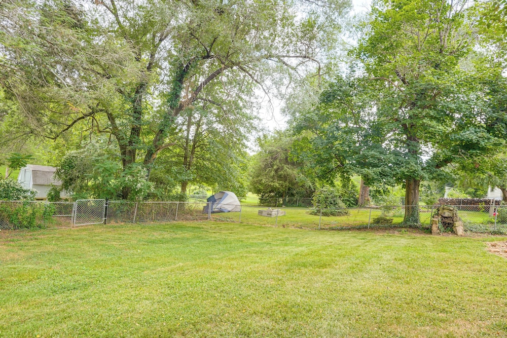 Fenced-in Yard: Home 7 Mi to Shenandoah Nat'l Park
