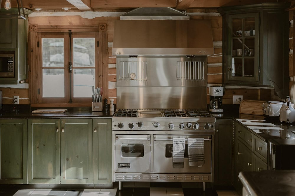 Manoir du Canard - 1800s Authentic Quebecois log Home With Modern Amenities