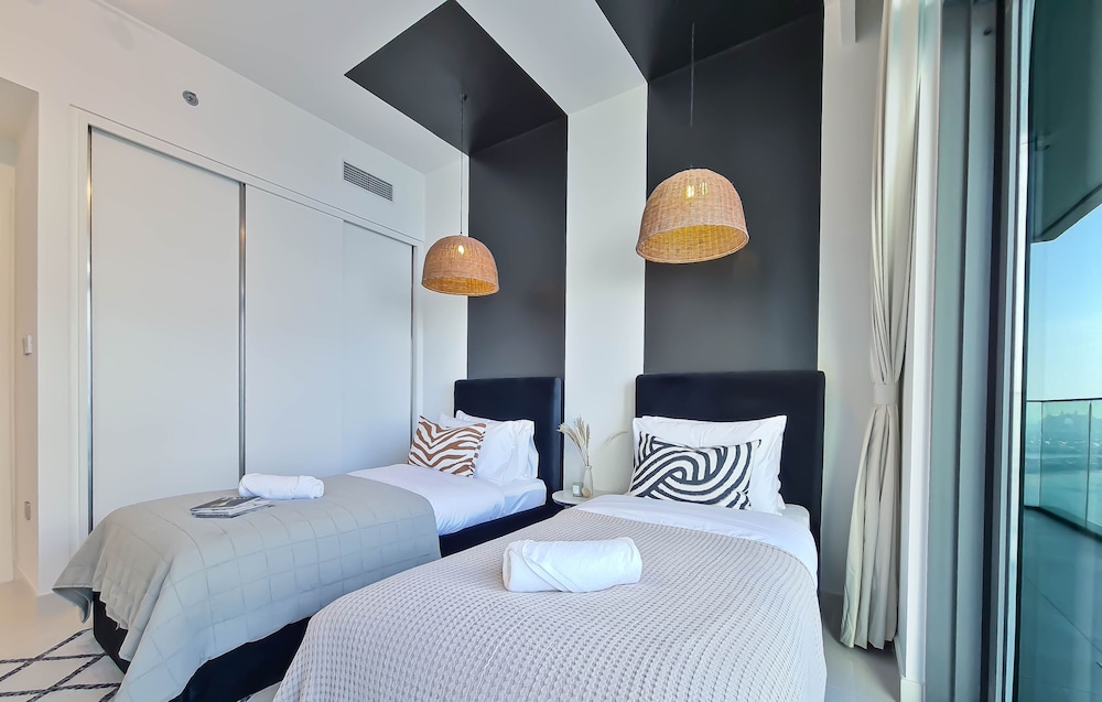 Stylish 2BR in Emaar Beach Front w/ Private Beach