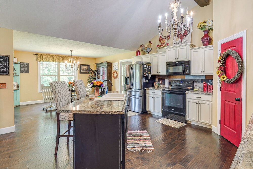 Hot Tub & Scenic Deck! Spacious Cookeville Retreat