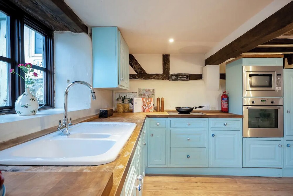 16th Century Thatched Cottage view 3