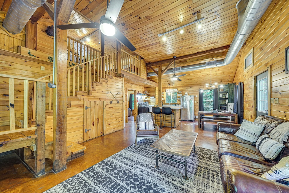 3 Mi to Beavers Bend State Park: Hot Tub Hideaway!