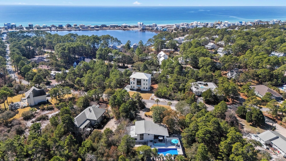 30A Florida Flashback by Avantstay Private Pool, Golf Cart, 3 Mins to Beach!