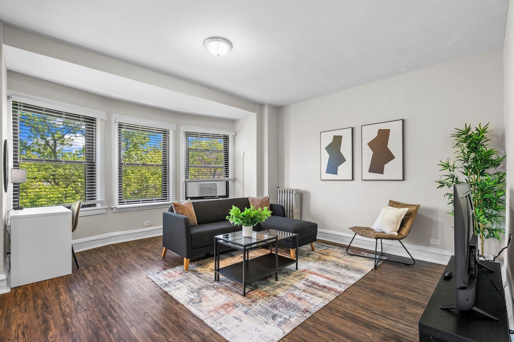 Modern 1BR - Kenwood 501