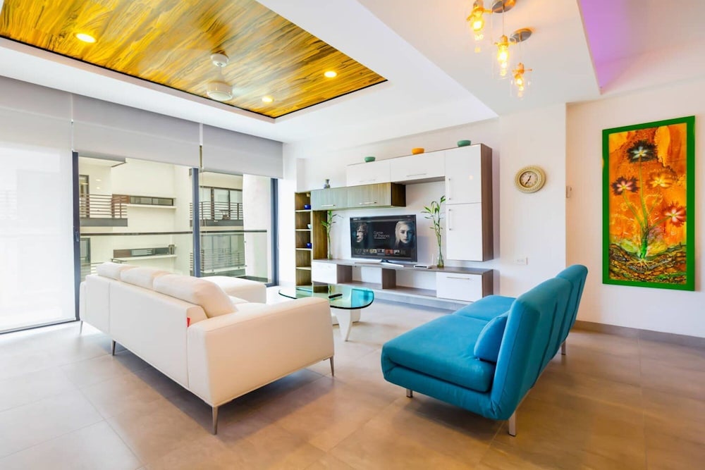 Large 2 BR Close to Beach AC Rooftop Pool view 2