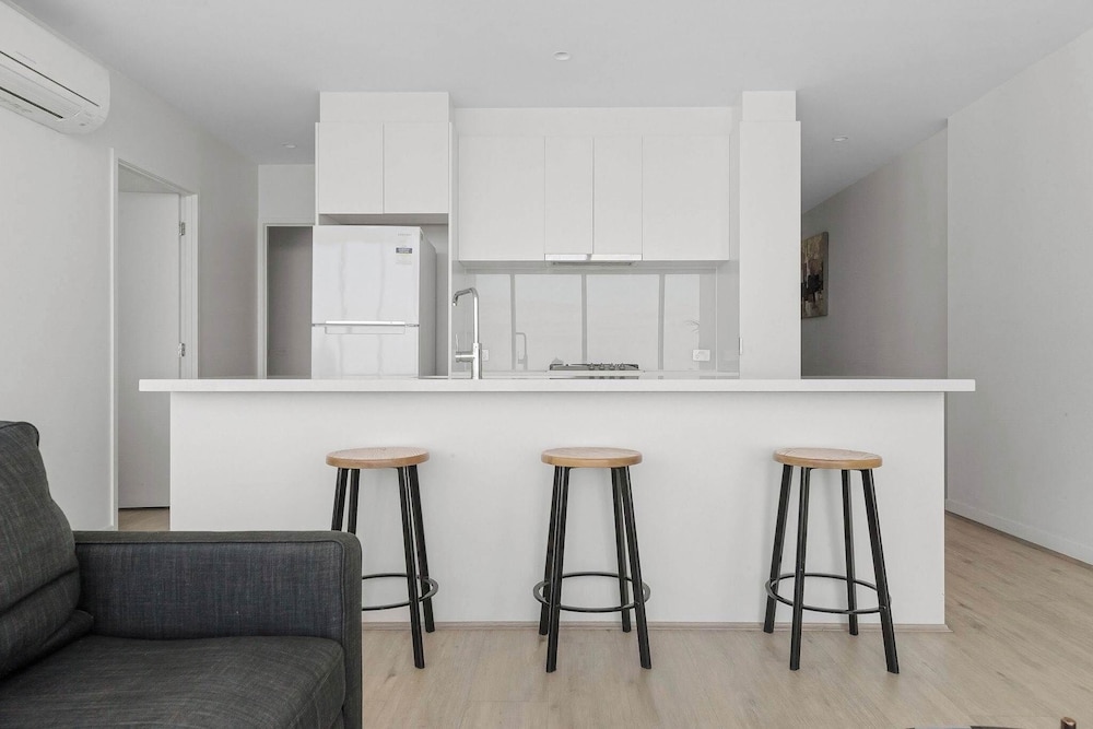 A Cozy 2BR Apt With Panoramic Views, Free Parking