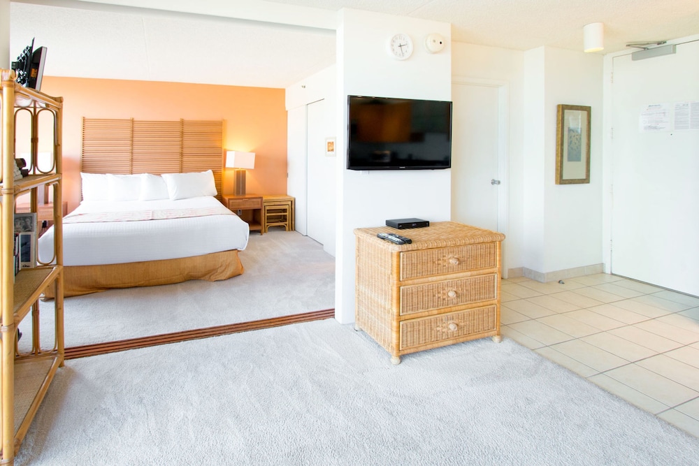 Waikiki Banyan - Pool View Tower 1 Suite 707 view 3