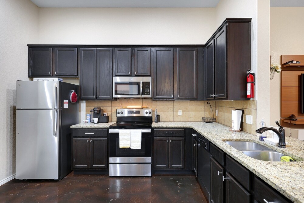 Modern Pet-friendly Duplex Near River Walk 3 Bedroom Duplex