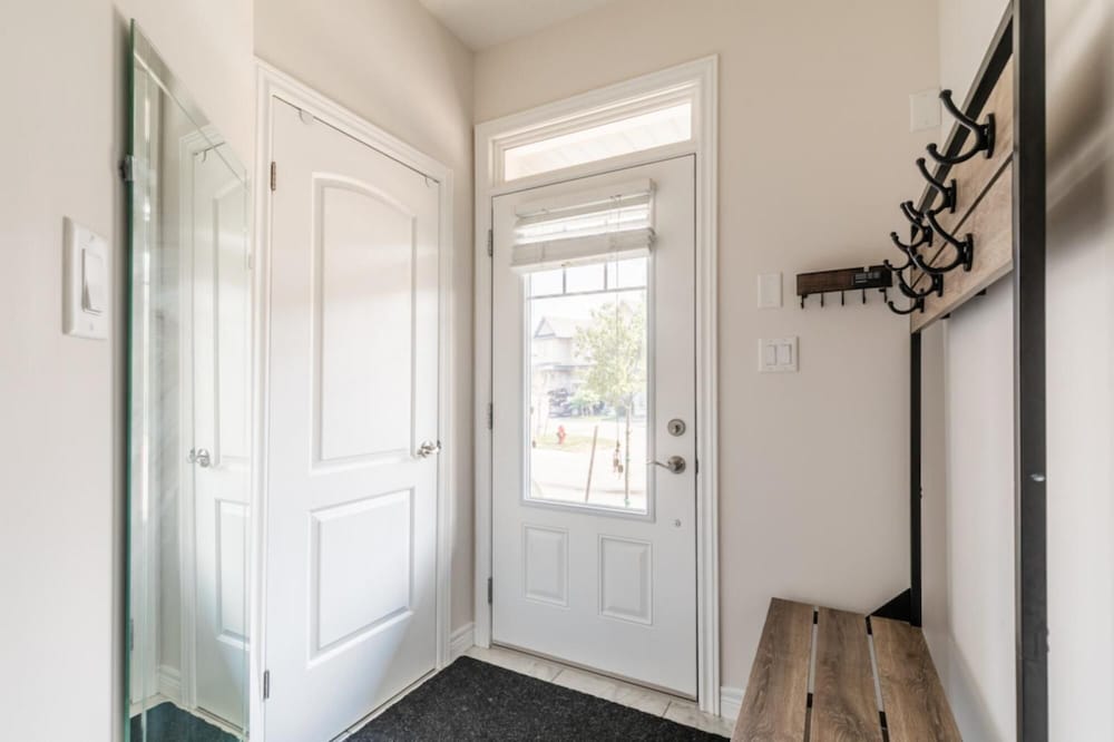 Toronto Vacations - Modern Lakeshore 3BR 3BA TH Free Parking BBQ - Property Image 3