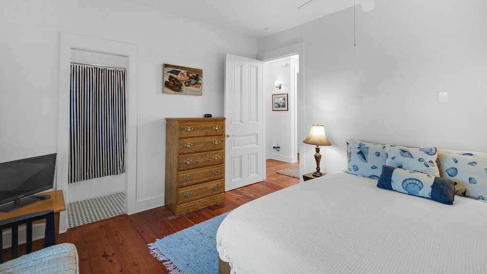 Old Seagrove Next to Seaside- Quiet Area & Vintage Charm, Backs to Canal view 3
