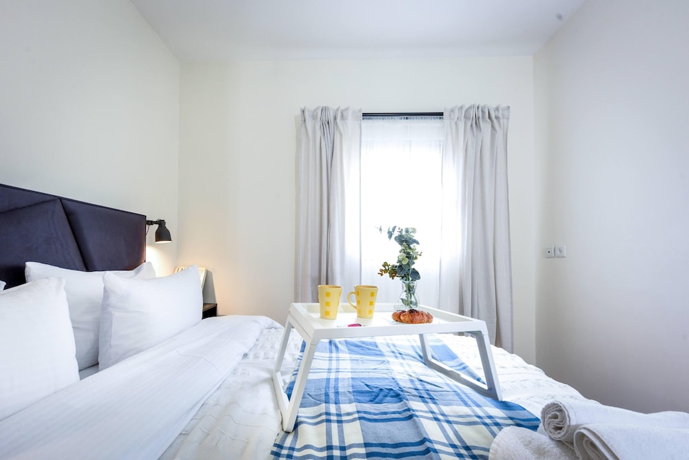 Apt with Balcony In the Heart of TLV view 3