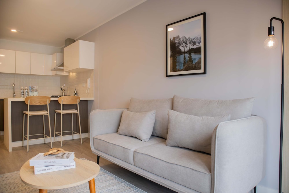 w Sunlit 1BR w Private Balcony in Miraflores