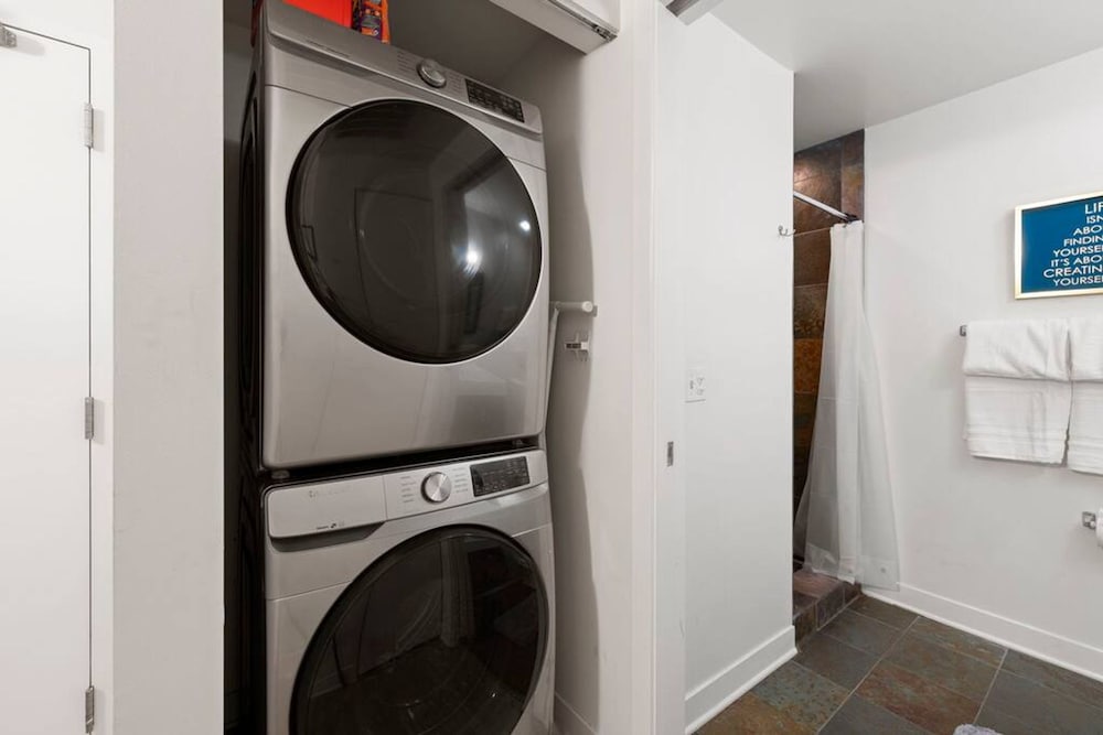 Sleek 2 Bed 2 Bath Condo in Trendy Fulton Market