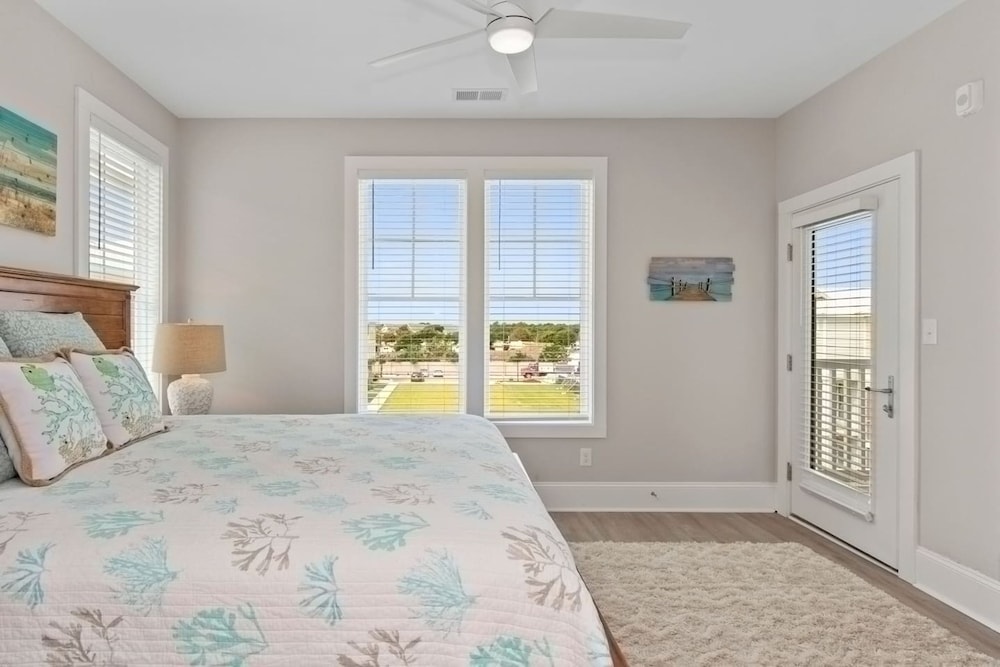 Luxury Beach Condo 5 Min Walk to Beach Shops